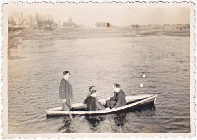 Mūšos upe valtele plaukia vyrų kompanija. Vladas Krivickas – pirmas iš kairės